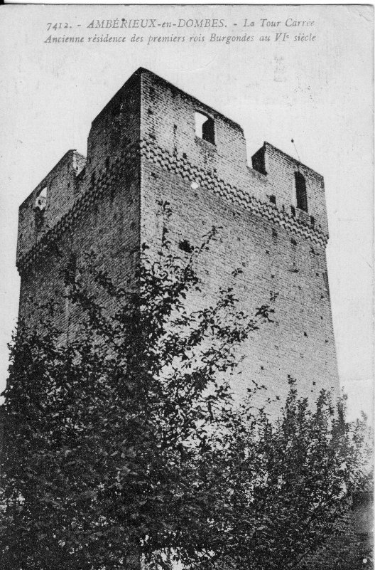 Tour carré du château d'Ambérieux en Dombes dans la Dombes