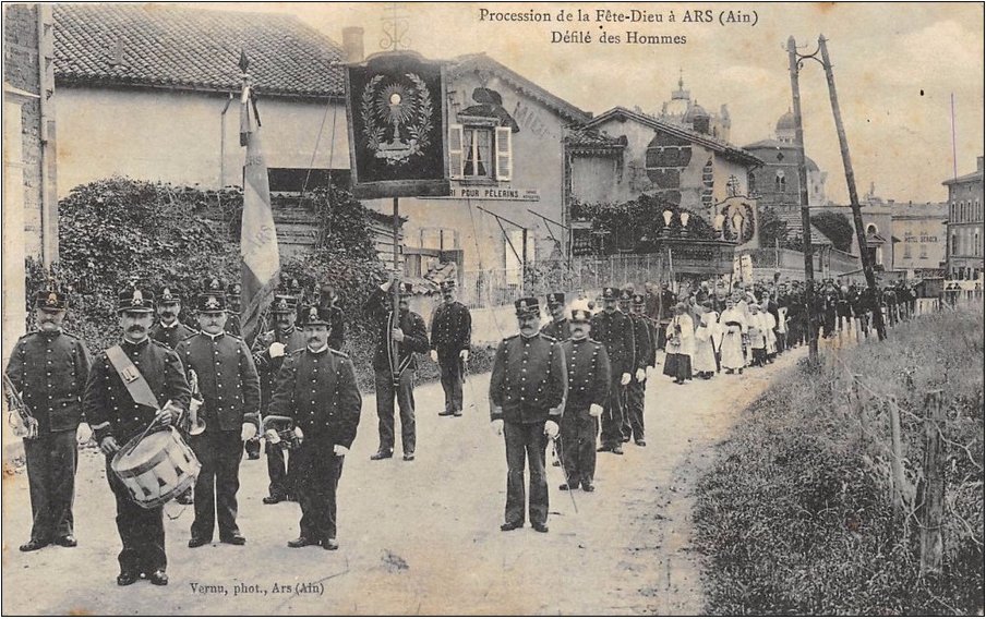 Procession_fete_Dieu_defile_des_hommes
