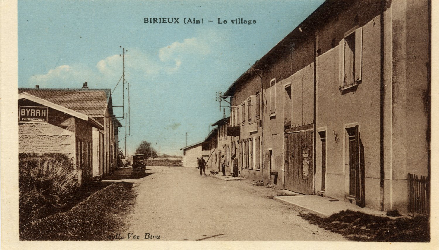 La rue principal du village de Birieux dans la Dombes 
