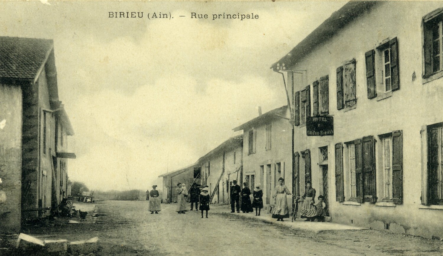 Rue principal de Birieux dans la Dombes en 1911