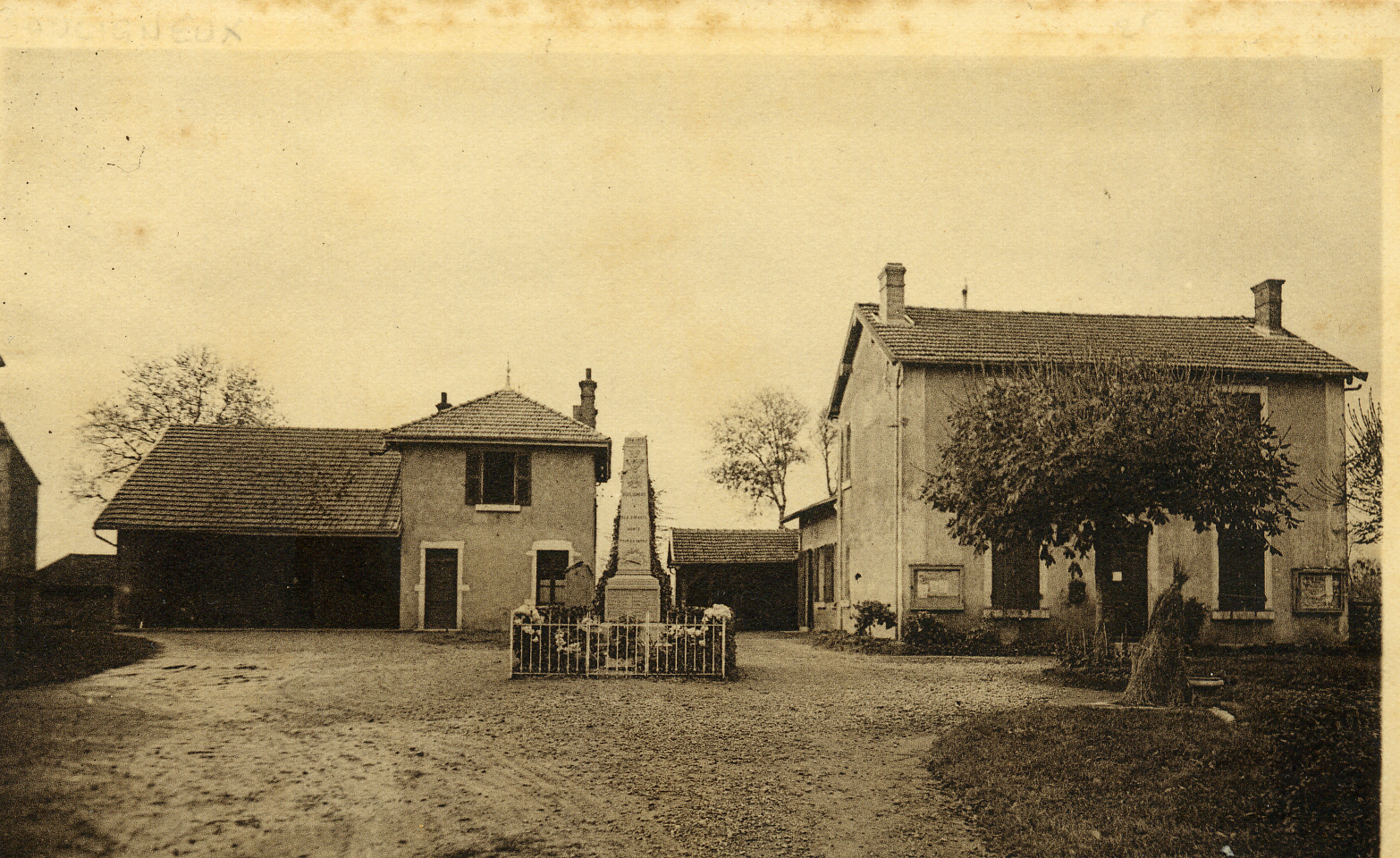 Poste_GB.jpg - La poste et le groupe scolaire de Bouligneux