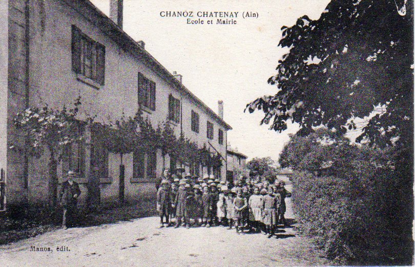 Ecole et mairie de Chanoz Chatenay dans la Dombes en 1943