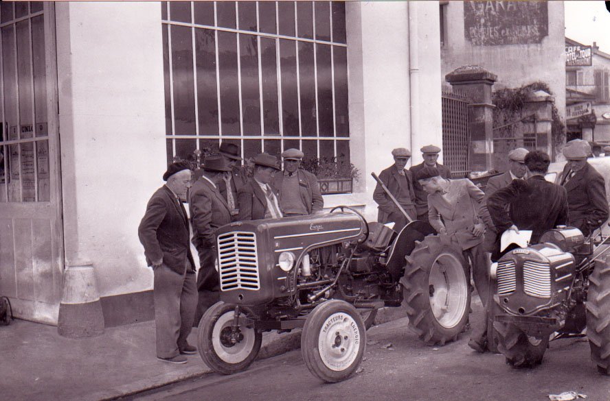 Garage Central, place de la République à Chatilon sur Chalaronne dans la Dombes en 1955