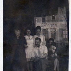 La famille Martin devant le café Français à Chatillon sur Chalaronne dans la Dombes La famille Martin devant le café Français à Chatillon sur Chalaronne dans la Dombes