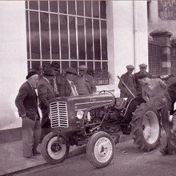 Garage Central, place de la République à Chatilon sur Chalaronne dans la Dombes en 1955 Garage Central, place de la République à Chatilon sur Chalaronne dans la Dombes en 1955