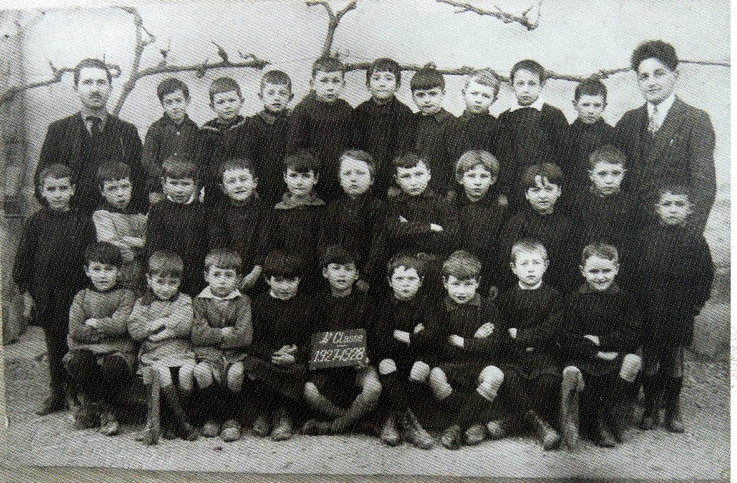 Ecole en uniforme en 1927 à Chatillon sur Chalaronne dans la Dombes