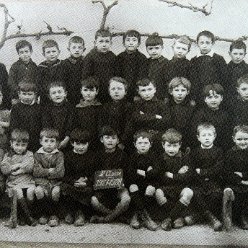 Ecole en uniforme en 1927 à Chatillon sur Chalaronne dans la Dombes