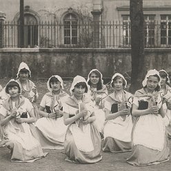 Jeunes-filles-en-costume