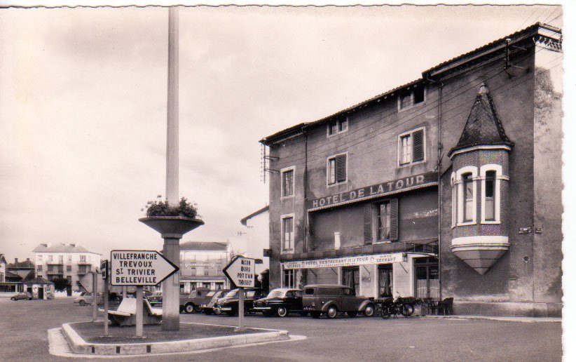L'hôtel de la Tour et la place de la République à Chatillon sur Chalaronne dans la Dombes