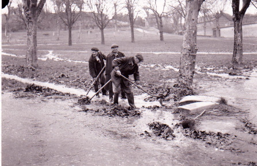 Inondation Place du champ de foire à Chatillon sur Chalaronne dans la Dombes en 1954