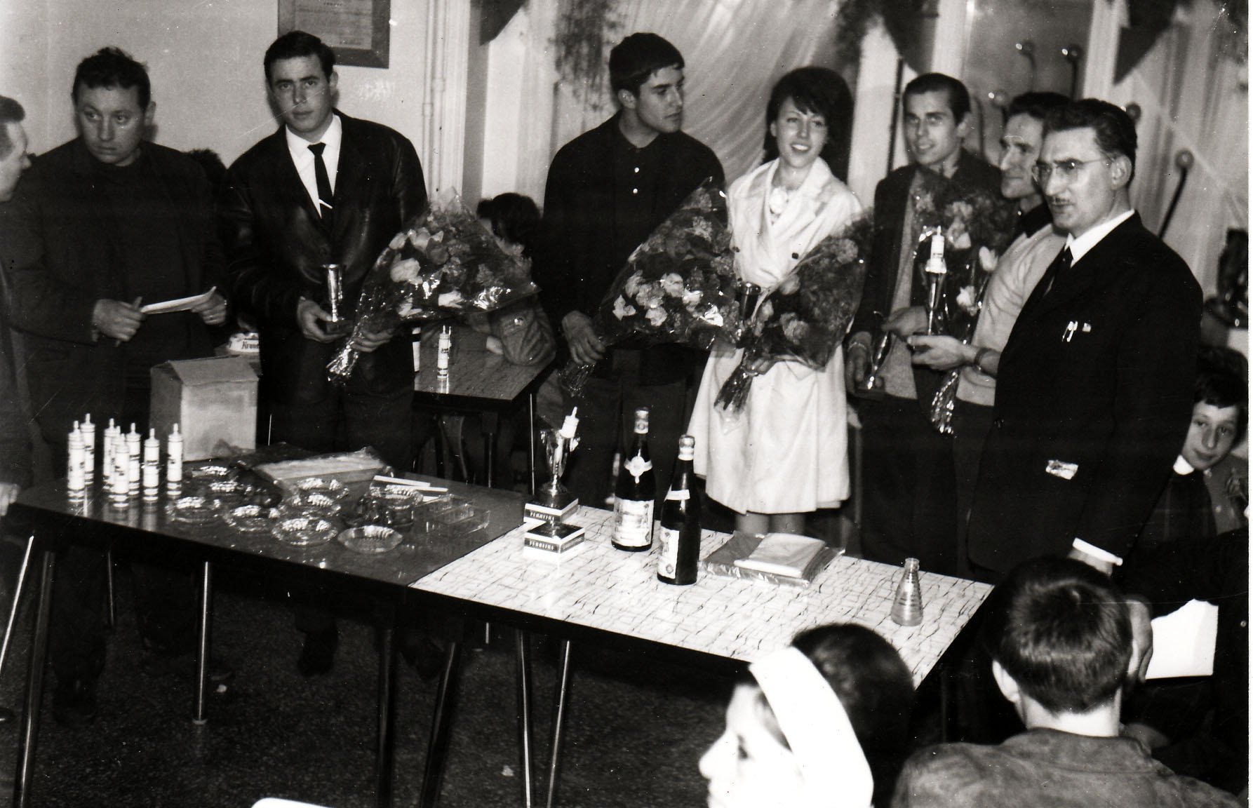 Remise des prix pour les courses de karting sur l'hippodrome à Chatillon sur Chalaronne 19 avril 1964
