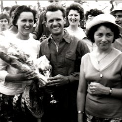 Remise des coupes courses de karting à Chatillon sur Chalaronne dans la Dombes en 1961 Remise des coupes courses de karting à Chatillon sur Chalaronne dans la Dombes en 1961