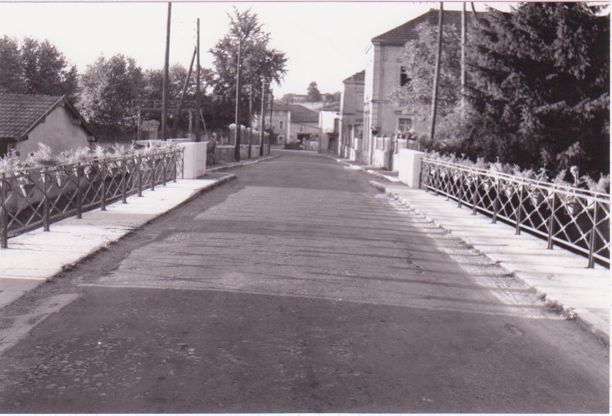 Pont sur la Chalaronne près de l'école primaire à Chatillon sur Chalaronne dans la Dombes en 1959