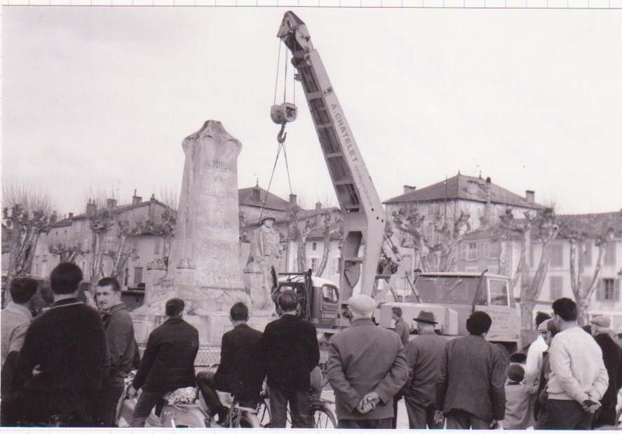 Déplacement du Monument aux morts à Chatillon sur Chalaronne dans la Dombes en mai 1966