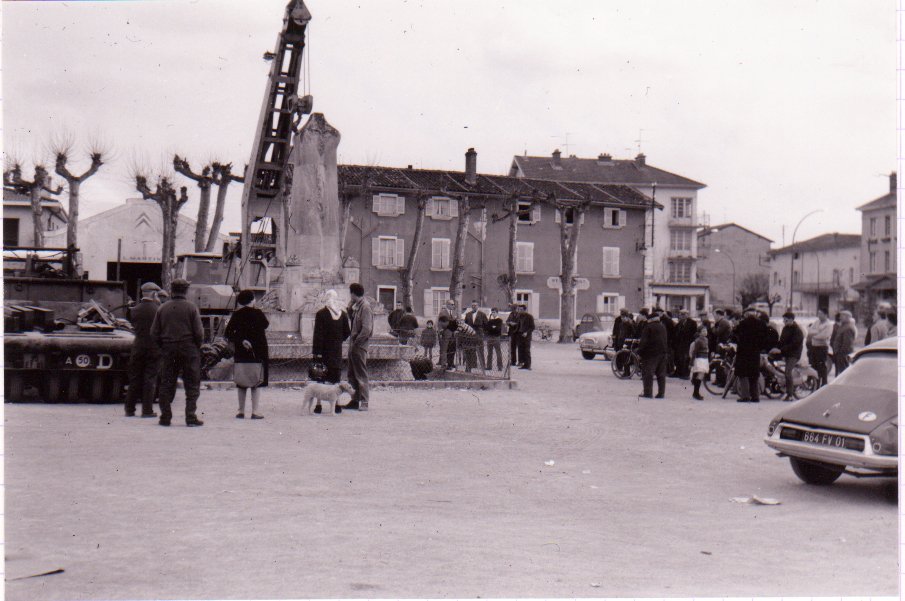 Déplacement du Monument aux morts à Chatillon sur Chalaronne dans la Dombes en mai 1966