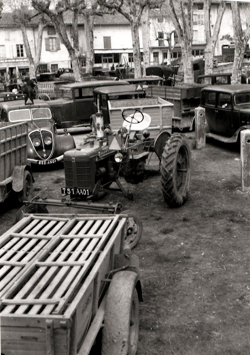 Place du champ de foire à Chatillon sur Chalaronne en juin 1954