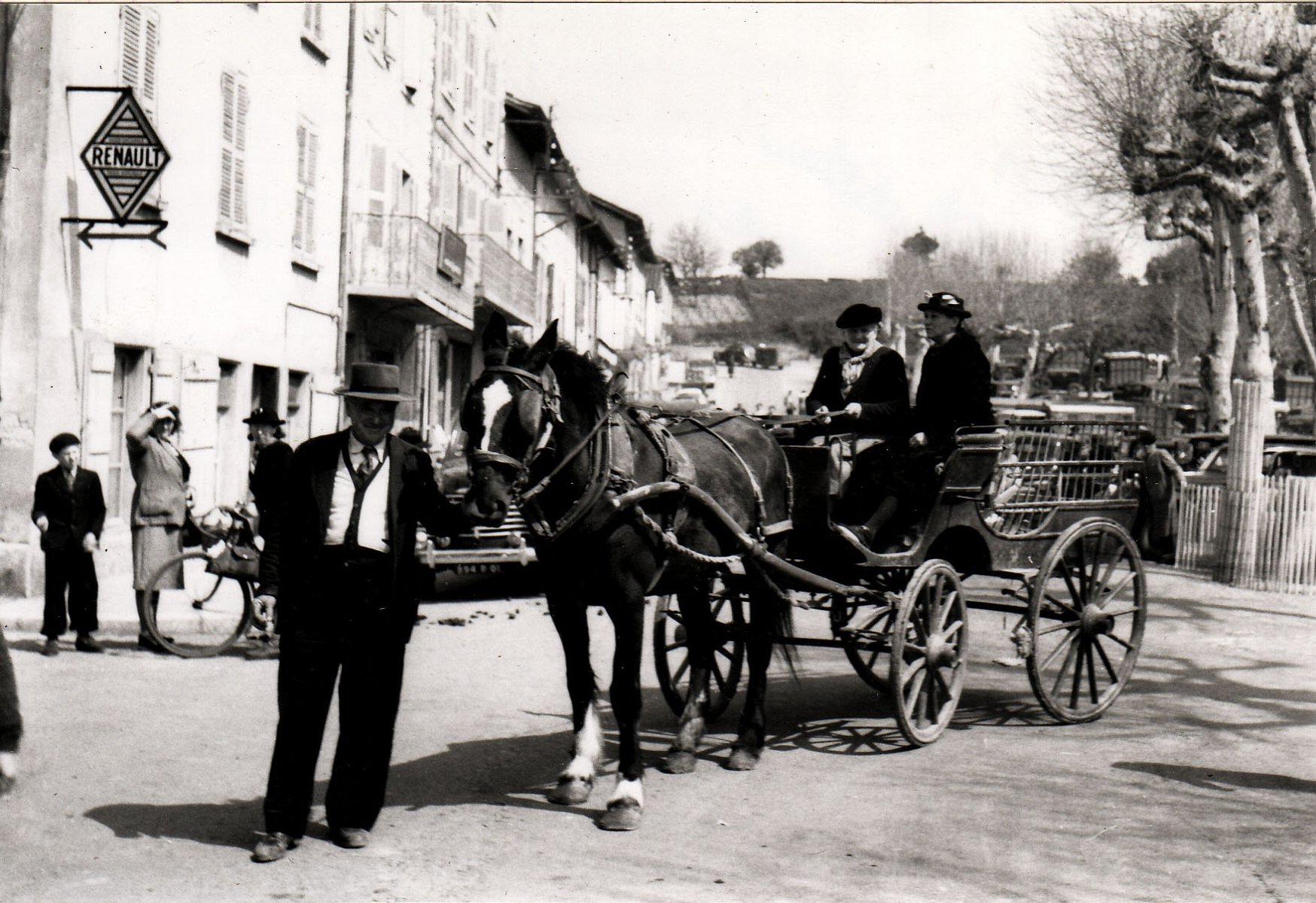 Place du champ de foire à Chatillon sur Chalaronne en juin 1954