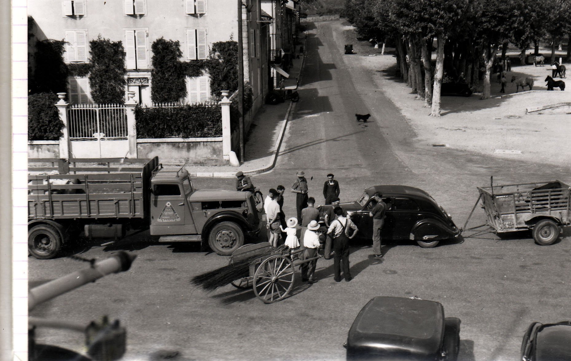 Accident Place de la république à Chatillon sur Chalaronne en aout 1954