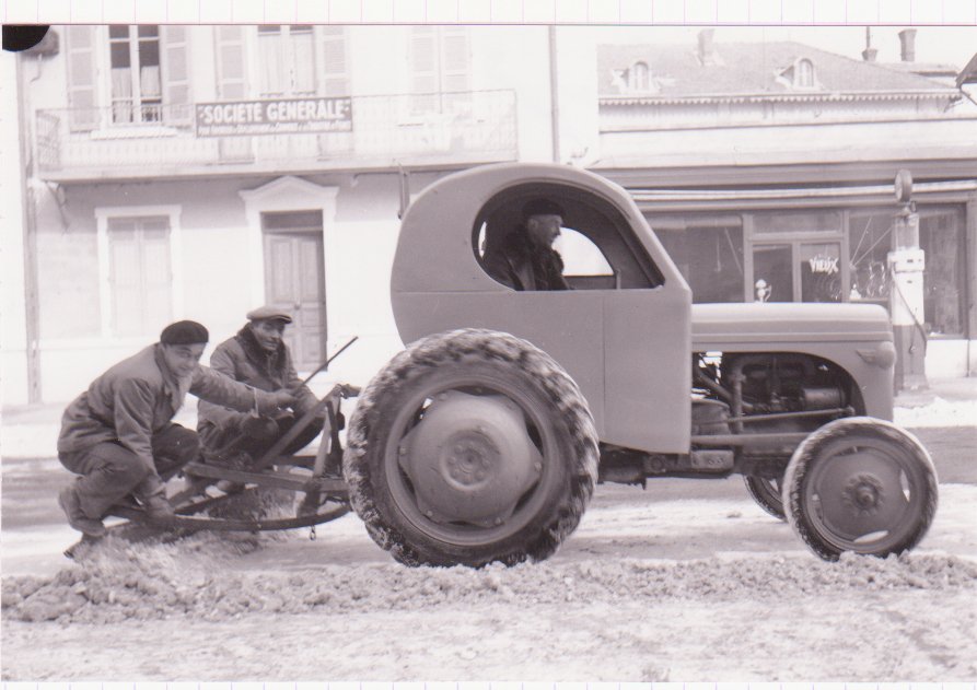 Les Ponts et Chaussée enlévent de la neige place de la république à Châtillon sur Chalarone en février 1956