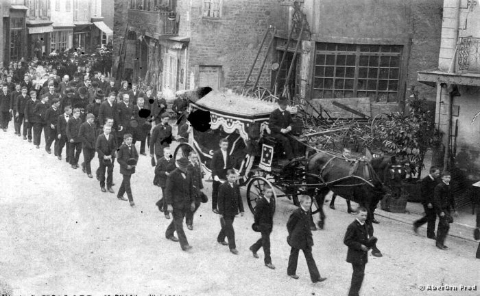 Enterrement d'un jeune lycéen en 1917 à Châtillon sur Chalaronne dans la Dombes