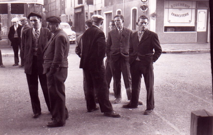 Foire de la saint Martin à Chatillon sur Chalaronne sous les halles dans la Dombes en 1957