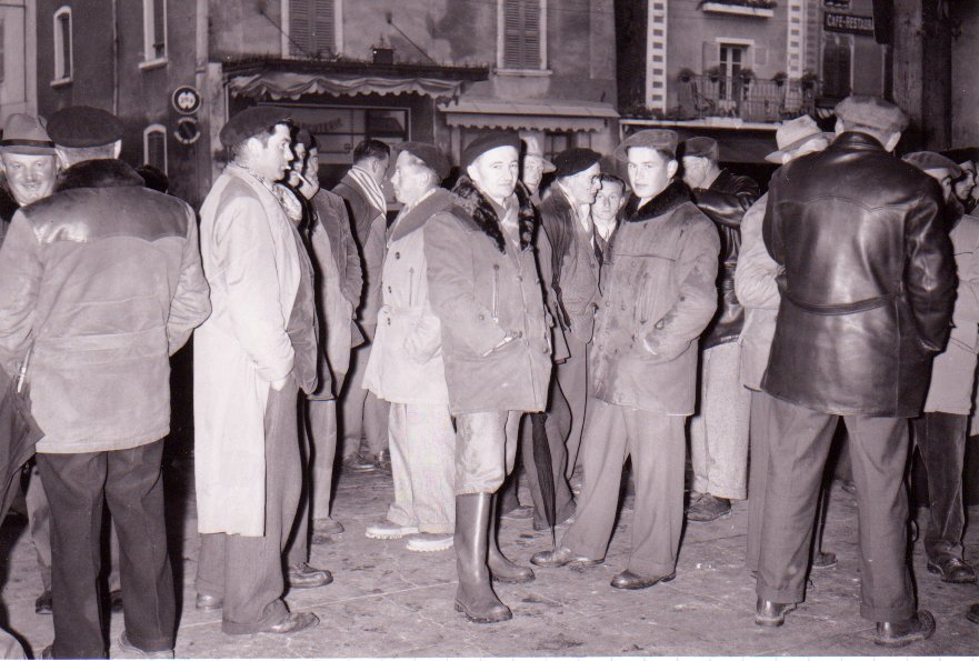 Foire de la saint Martin à Chatillon sur Chalaronne sous les halles dans la Dombes en 1955