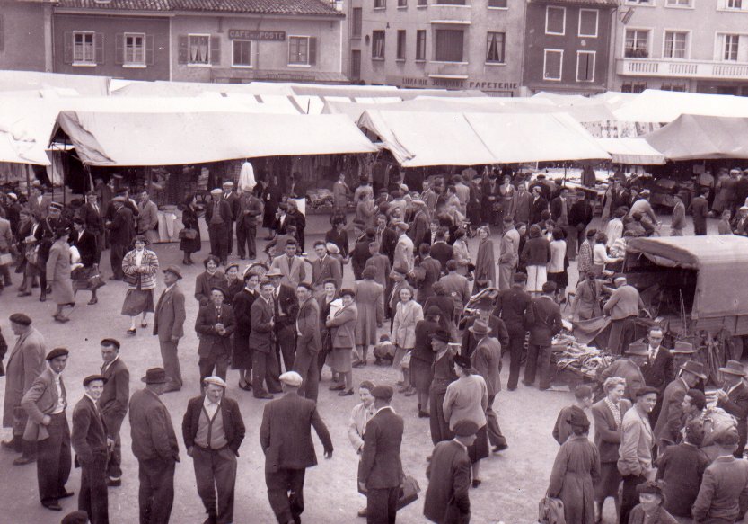 Foire de la Toussaint à Châtillon sur Chalaronne Place de la République dans la Dombes en 1954