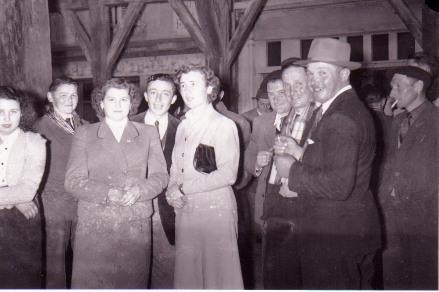 Foire de la Toussaint à Chatillon sur Chalaronne sous les halles dans la Dombes en 1954