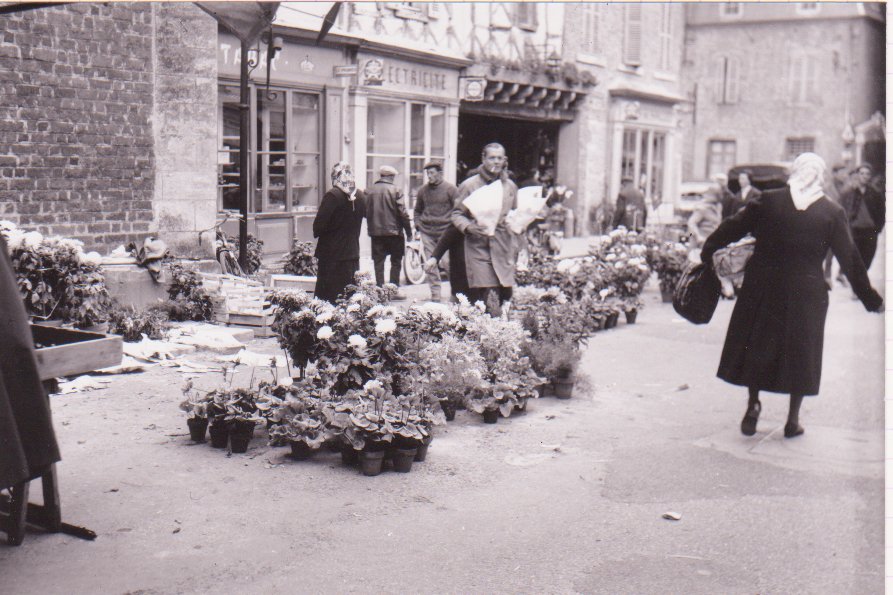 Foire de la Toussaint à Chatillon sur Chalaronne sous les halles dans la Dombes en 1965