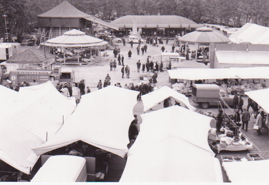 Foire de la Toussaint à Chatillon sur Chalaronne sous les halles dans la Dombes en 1965