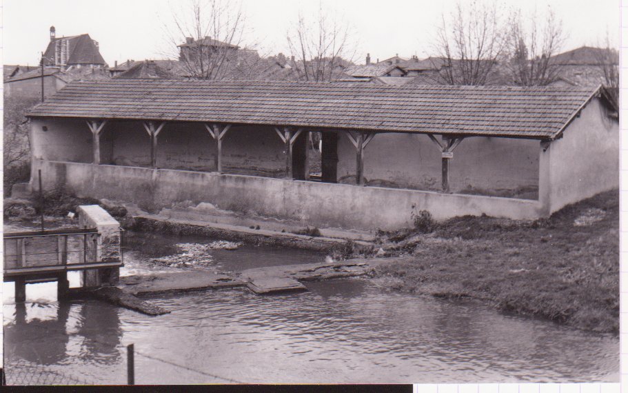 Lavoir vers le pont de l'école primaire à Chatillon sur Chalaronne dans la Dombes en novembre 1960