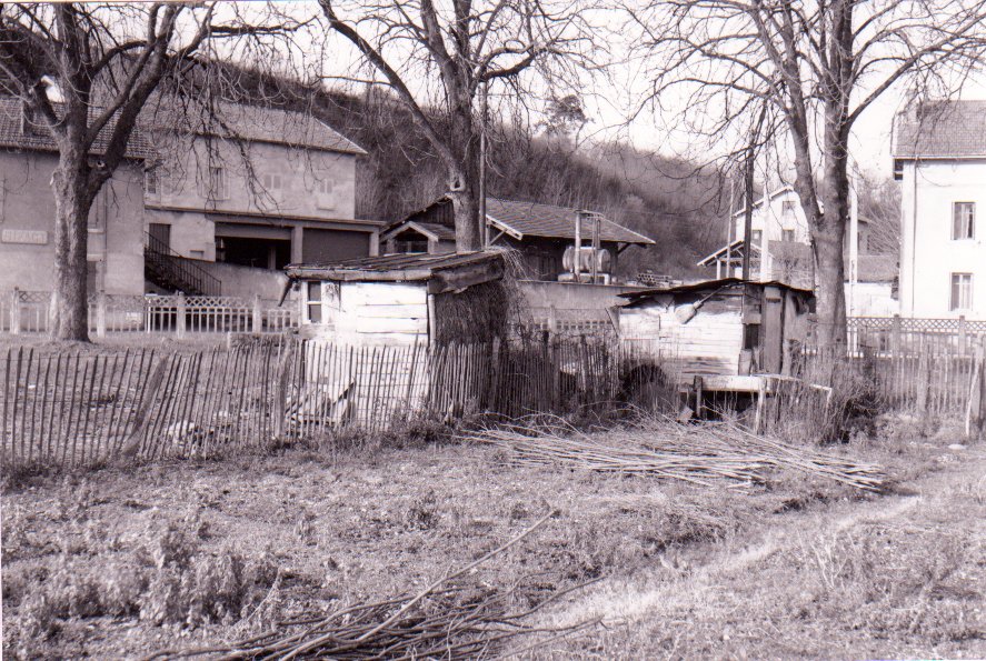 Les cabanons sur le remblais avant les constructions des villas  rue des Peupliers en 1955