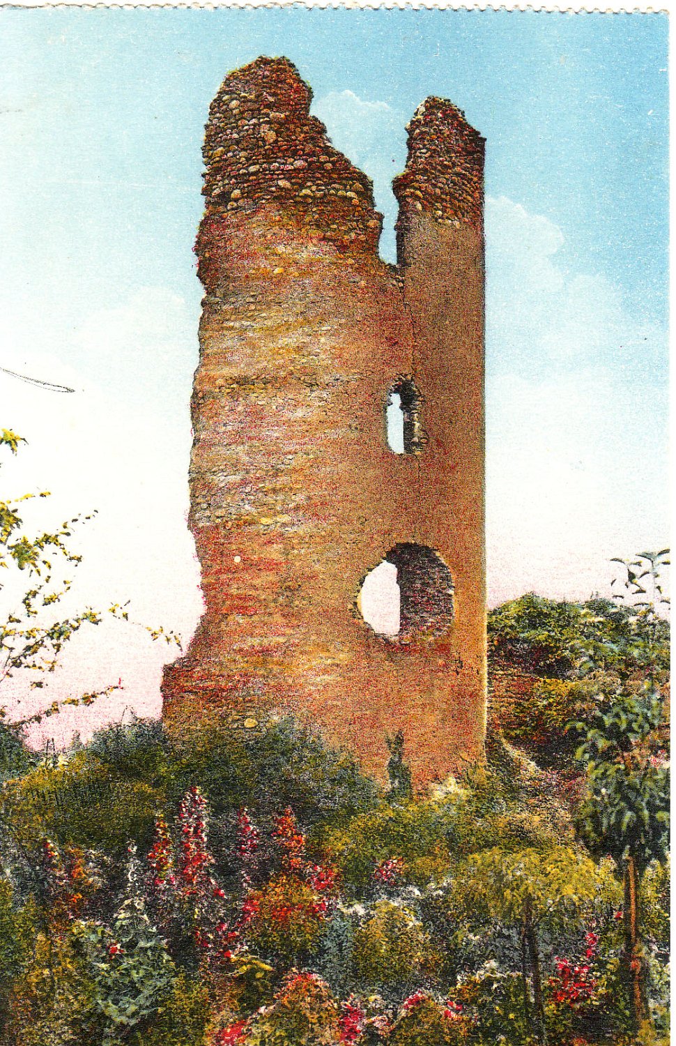 Vestige du vieux chateau au Mas Rillier dans la Dombes