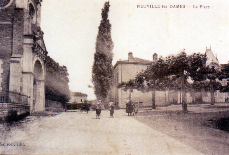 La Place du chapitre à Neuville les Dames