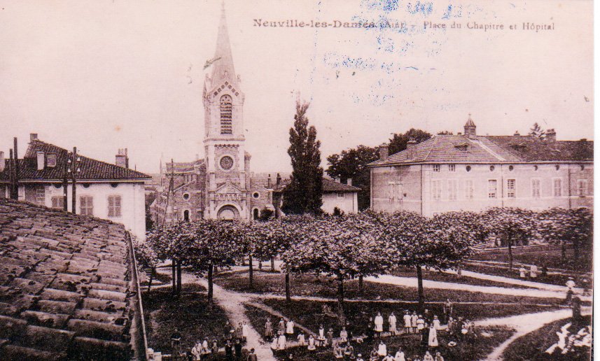 La place du Chapitre à Neuville les Dames dans la Dombes