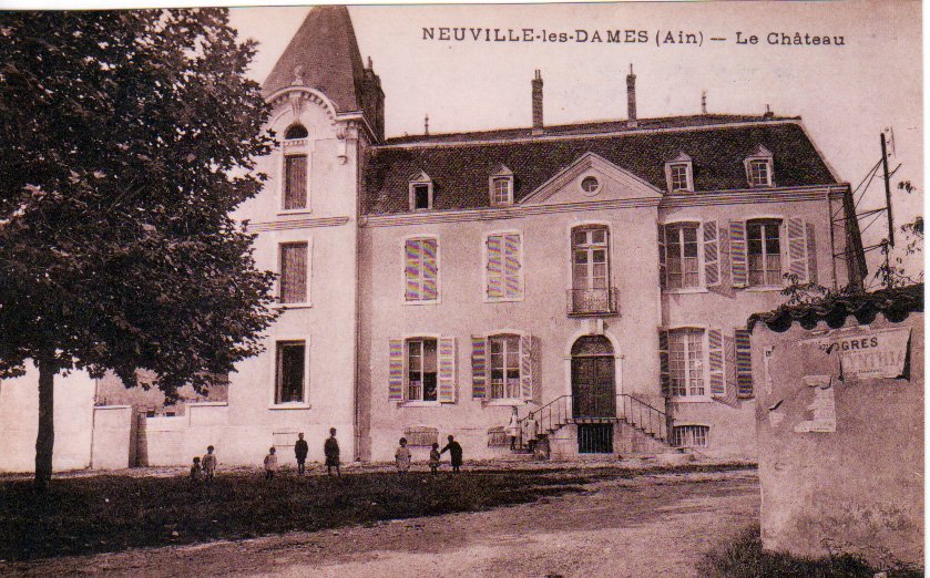 Le château de la place du chapitre à Neuville les Dames dans la Dombes