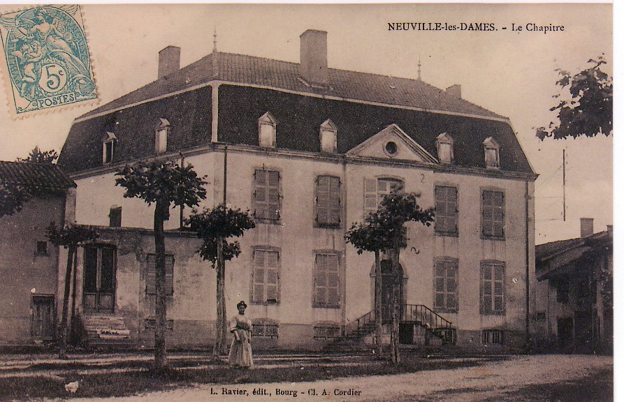 Le château de la place du chapitre à Neuville les Dames dans la Dombes