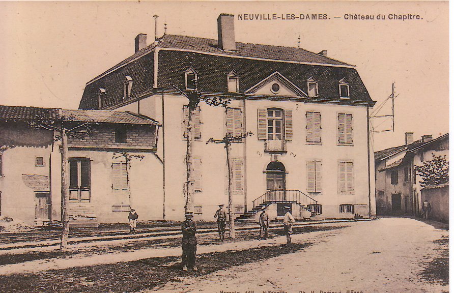 Le château de la place du chapitre à Neuville les Dames dans la Dombes