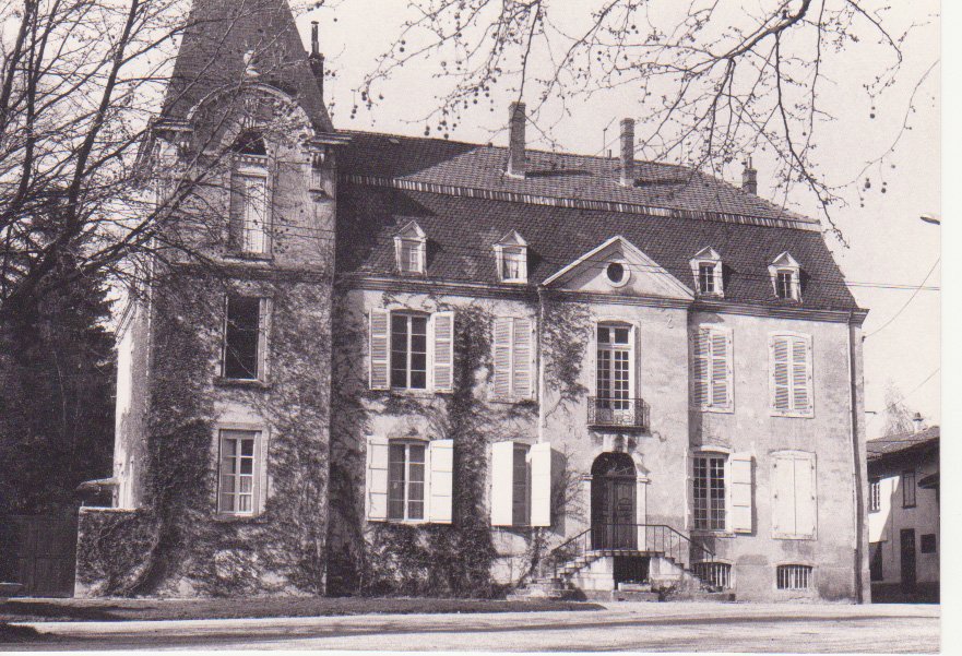 Le château du chapitre de Neuville les Dames dans la Dombes