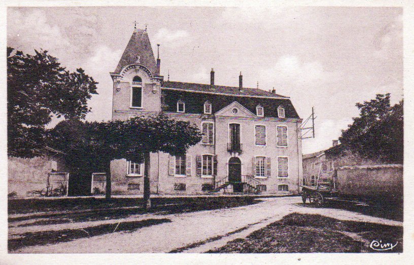 Le château du Chapitre de Neuville les Dames dans la Dombes