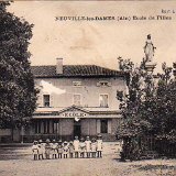 Ecole des filles de Neuville les Dames dans la Dombes en 1916 Ecole des filles de Neuville les Dames dans la Dombes en 1916