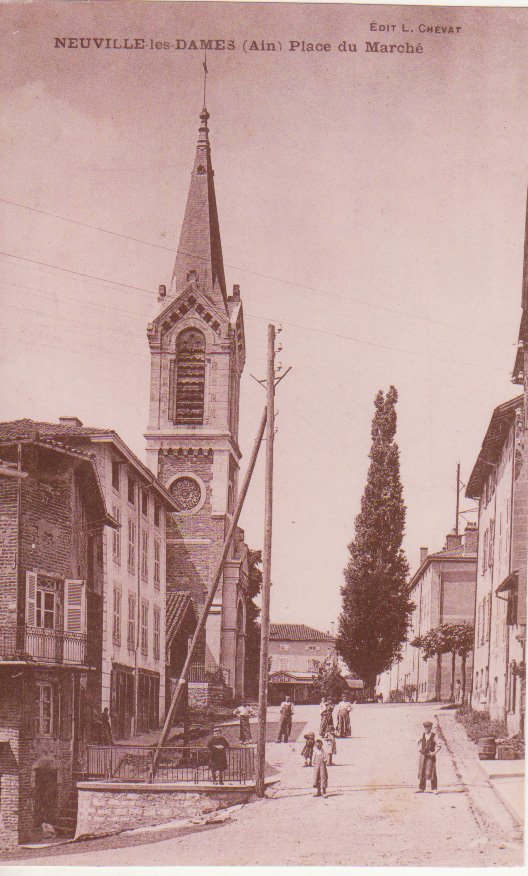 Place du marché et église de Neuville les Dames dans la Dombes
