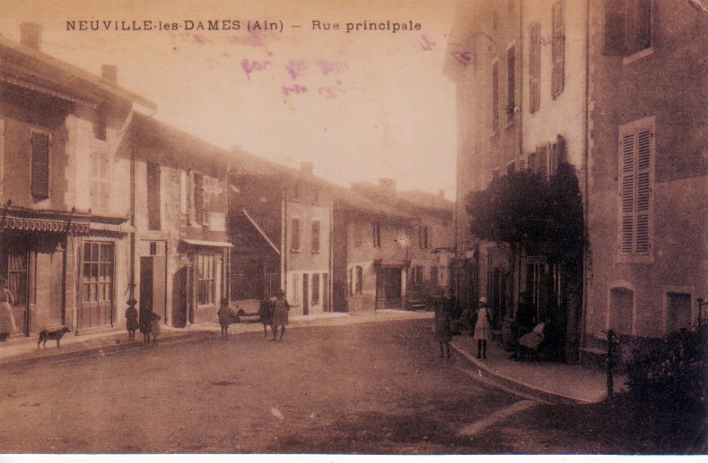 Rue principale à Neuville les Dames dans la Dombes
