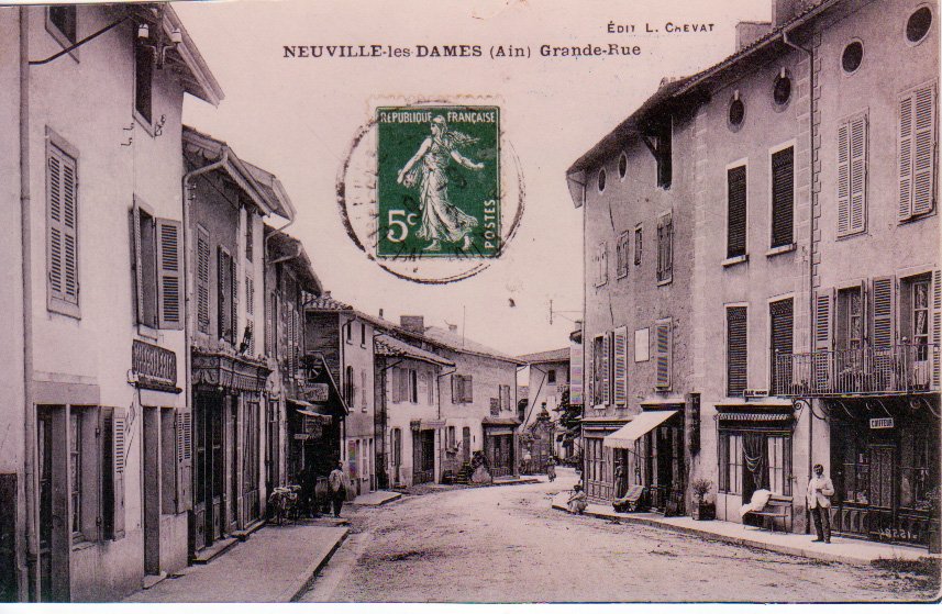 Grande rue à Neuville les Dames dans la Dombes