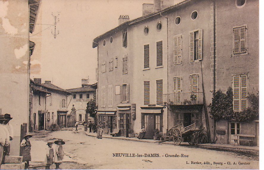 Grande rue à Neuville les Dames dans la Dombes
