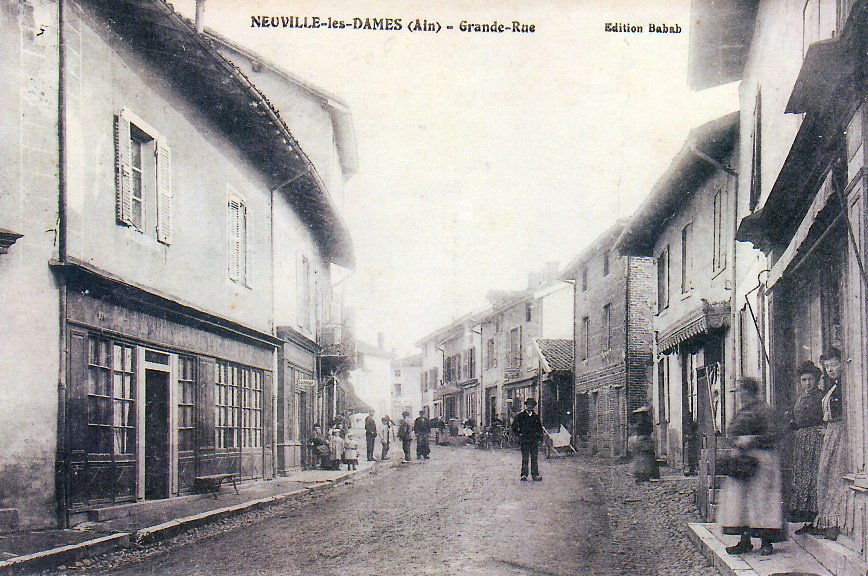 Grande rue à Neuville les Dames dans la Dombes