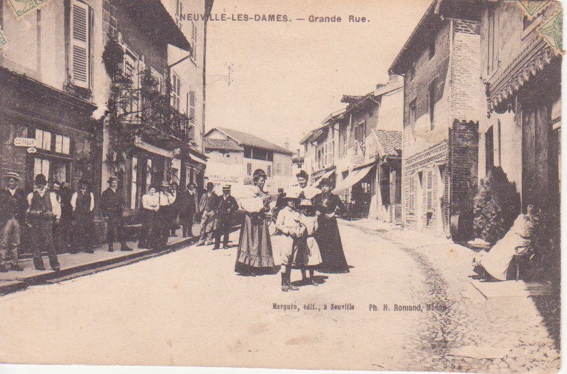 La grande rue de Neuville les Dames dans la Dombes en 1907