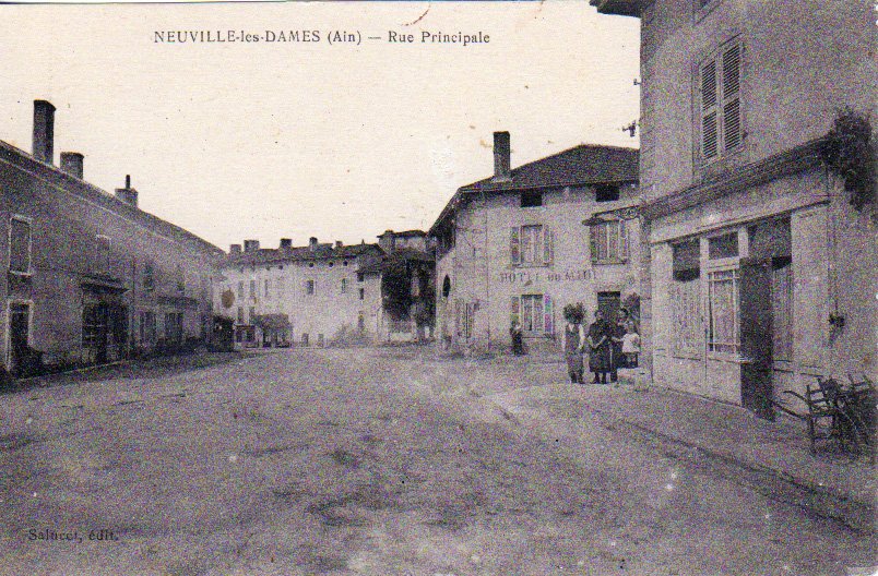 Rue principale de Neuville les Dames dans la Dombes