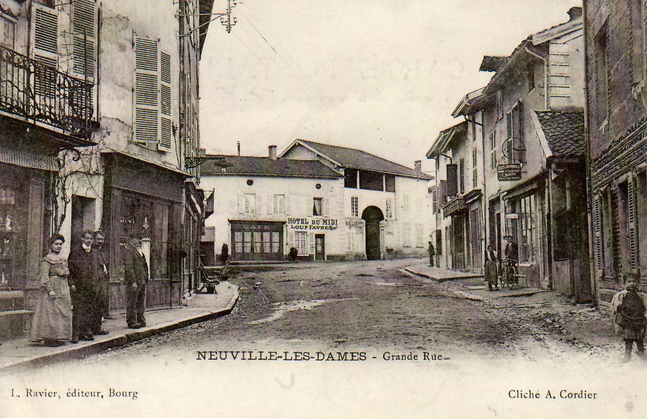Grande rue de Neuville les Dames dans la Dombes