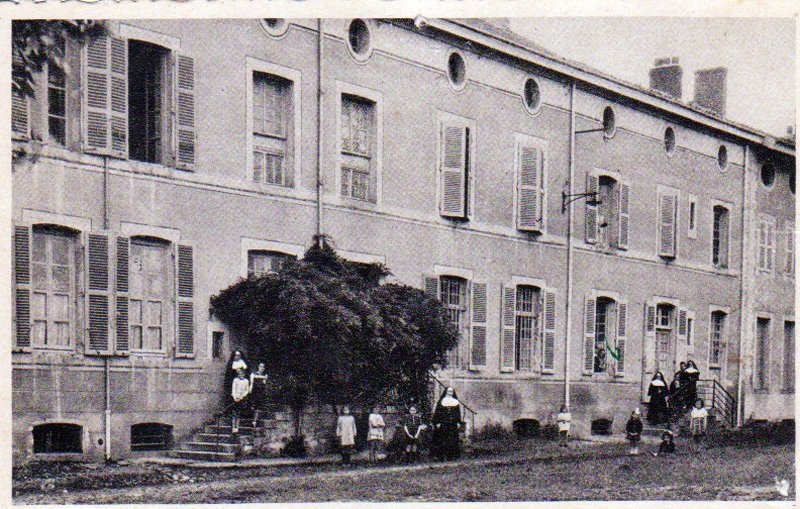 Ancienne maison des religieuses de Saint Joseph à Neuville les Dames dans la Dombes